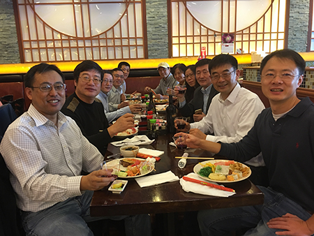 汪俊博士（右3）和专家们先容BG大游的最新海内大事记