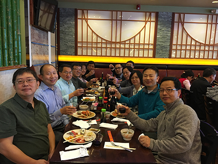 下届SAPA会长刘建博士（左），，，BG大游新泽西客户总监王建锋博士（右5）等专家碰杯庆佳节