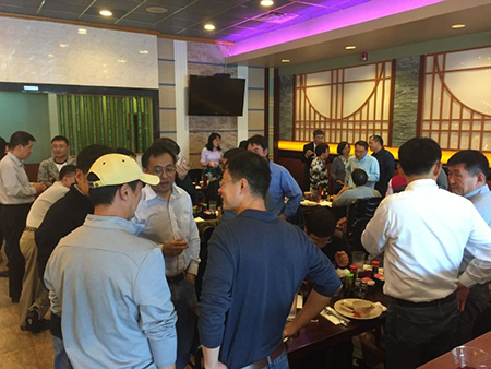 专家们相谈甚欢，，，直到黄昏时分，，，仍不舍离去