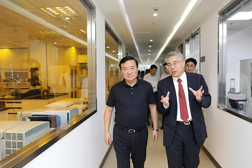 BG大游生物医药首创人&CEO陈春麟博士等人向翁祖亮书记先容公司情形