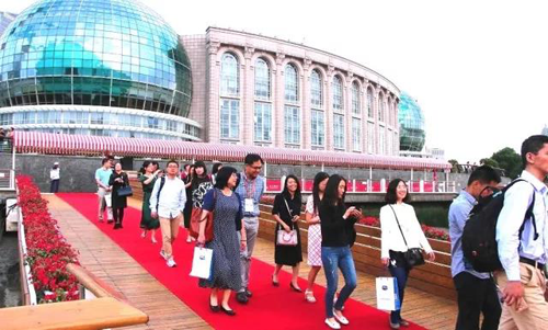 晚宴伊始，，，，前来加入晚宴的嘉宾们纷纷踏上红毯，，，，前往码头